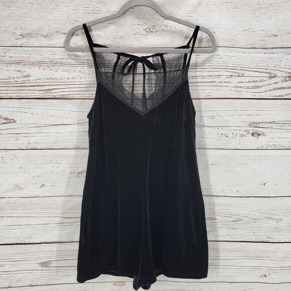 BCBGeneration New Women's Black Velvet Lace Pockets Romper Size Small - Picture 2 of 12